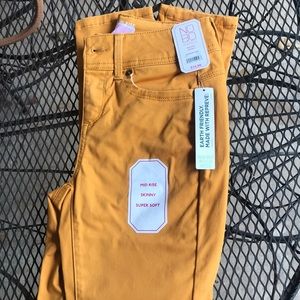 Brand New skinny jeans Mid Rise super soft size 3